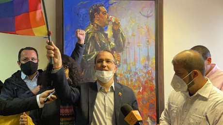 VIDEO: Arreaza remueve la foto de Guaidó de la embajada de Venezuela en Bolivia tras la retoma de la sede diplomática