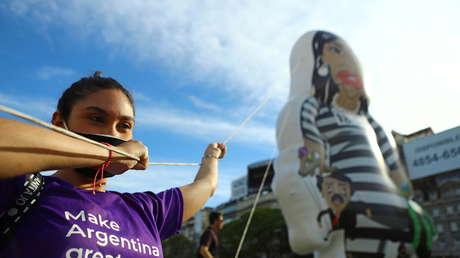 Carteles antivacunas y disfraces del Ku Klux Klan: Las polémicas imágenes de una protesta opositora en Argentina (FOTOS, VIDEO)
