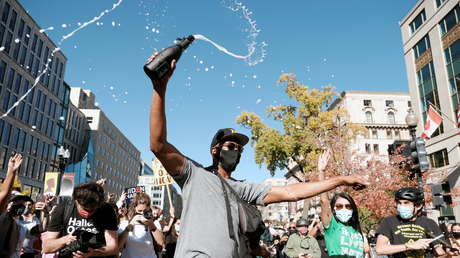 Las licorerías de Washington vendieron más champán tras los reportes de la derrota de Trump que en las dos últimas fiestas de Año Nuevo juntas