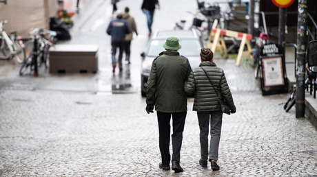 El distanciamiento por grupos de edad podría reducir hasta un 93 % las muertes por covid-19, según un estudio