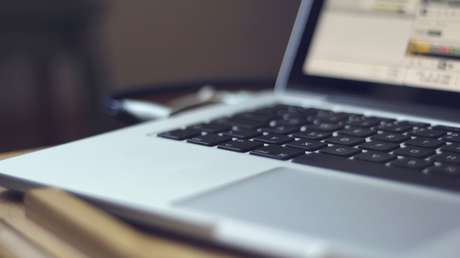 VIDEO: Profesor universitario es víctima de un violento asalto mientras daba una clase en línea