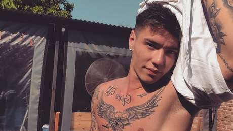 Un hincha pide a un futbolista argentino que intente ligarse a su novia y el deportista le da un sabio consejo