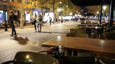 Dos clientes dejan pagados los cafés que no se tomarán en un mes al dueño de un bar cerrado por la pandemia