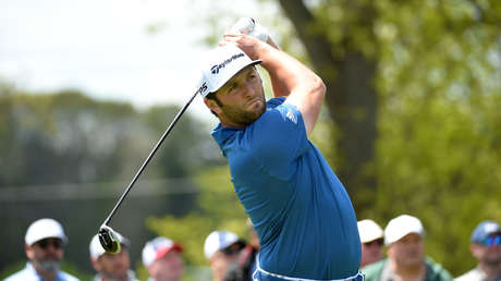 VIDEO: El golfista español Jon Rahm consigue un hoyo en uno 'mágico' haciendo saltar la bola sobre el agua