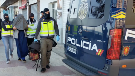 Detienen en España a una joven que planeaba huir a Siria para unirse al Estado Islámico y casarse con un terrorista