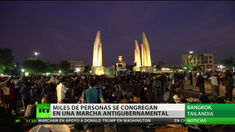 Miles de personas se congregan en una marcha antigubernamental en Tailandia