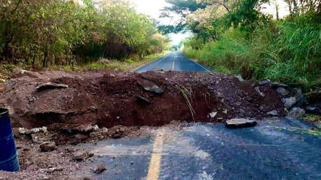 Pobladores del estado mexicano de Michoacán cavan zanjas en carreteras para detener el asedio del Cártel Jalisco Nueva Generación