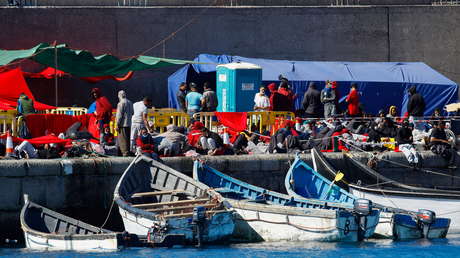 "El problema hay que resolverlo en África": Miles de migrantes hacinados en un puerto de Canarias desatan una grave crisis política en España