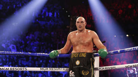 VIDEO: Tyson Fury le pega con tanta fuerza al saco que una parte del techo se le cae encima