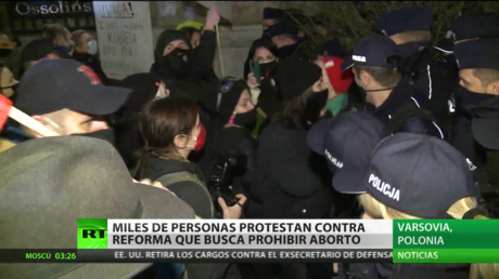 Miles de personas protestan contra la reforma que busca prohibir el aborto en Polonia