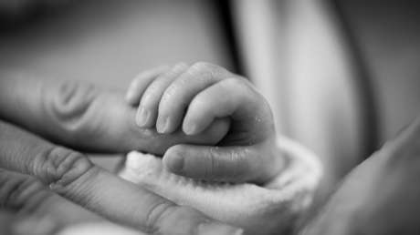 Indemnizan con 10 millones de dólares a los padres de una niña que nació con discapacidad porque enfermera confundió una vacuna con un anticonceptivo