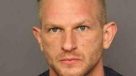 Acusan a un estadounidense de hacer 24 disparos y matar a una joven porque su perro defecó cerca de su casa