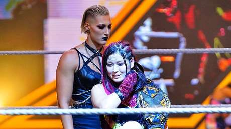 VIDEO: La luchadora Rhea Ripley sufre una lesión en la oreja durante la pelea por el título de NXT ante Io Shirai