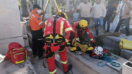 Un hombre muere durante el funeral de su esposa al caer al interior de una cripta en mal estado en México