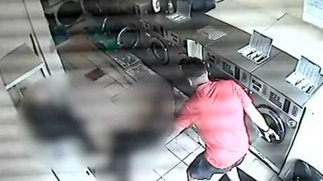 Un hombre ataca brutalmente a un anciano, le rompe cuatro costillas y luego afirma que era "una broma" (VIDEO)