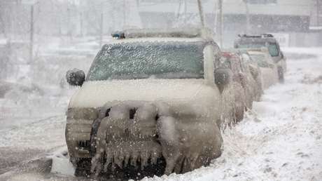 VIDEO: Fuertes vientos y lluvias heladas convierten toda una ciudad rusa en una inmensa pista de hielo