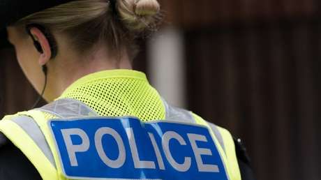 Policía británica que publicó fotos en bikini de viajes lujosos durante su baja por enfermedad, renuncia por "intimidación" por parte de sus colegas