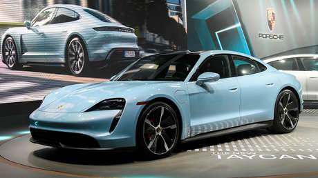 VIDEO: Captan el momento en que un Porsche aparca, choca contra un todoterreno y cae sobre otro coche