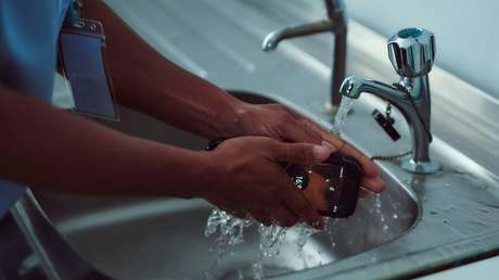 Presentan el primer "teléfono plenamente antibacterial"