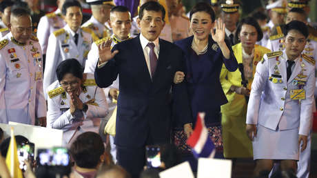 Una desconcertante foto de una escolta de la reina de Tailandia desata polémica mundial