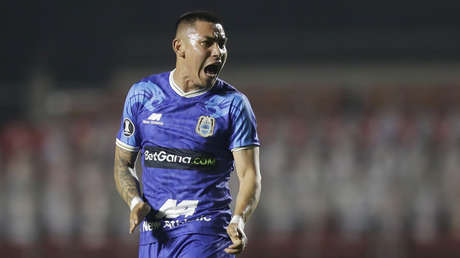 El polémico gesto de un futbolista peruano hacia su compañero que oraba durante el festejo de un gol (VIDEO)