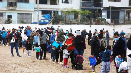 La OMS afirma que hay un riesgo real de que los pobres y vulnerables sean "pisoteados en la estampida por las vacunas"