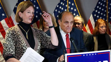 Trump estaría preocupado por que su equipo legal de campaña esté compuesto por "tontos que lo están haciendo lucir mal"