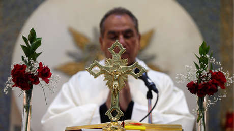 "Jesús era alegre": Un sacerdote brasileño se desternilla de la risa durante una misa virtual y se vuelve viral (VIDEO)