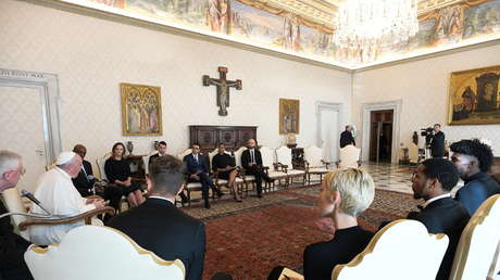 El papa Francisco recibe a una delegación de jugadores de la NBA (y nadie usa mascarillas)