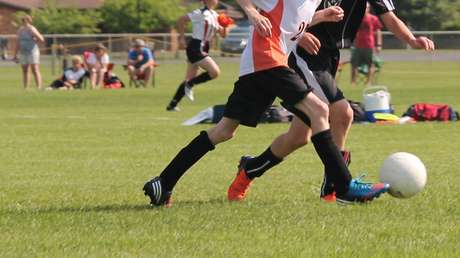 Un entrenador de fútbol pedófilo finge ser una adolescente en redes sociales para que más de 50 niños le envíen imágenes de carácter sexual