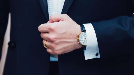 Condenan a prisión a dos hombres que robaron un raro reloj 'erótico' de casi 1 millón de dólares