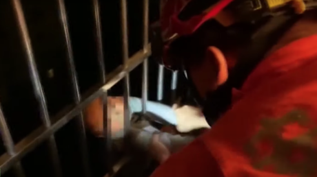 VIDEO: Un niño de dos años cae de un decimotercer piso y queda colgando de una reja