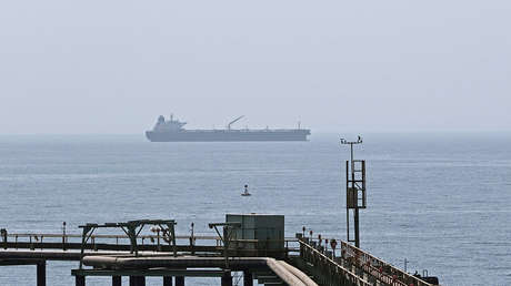 Petrolero griego sufre daños tras la explosión de una mina frente a la costa saudita