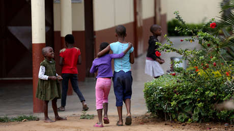 Adopta a dos niños africanos y luego los abandona en una comisaría argentina "por razones personales"