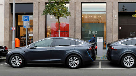 Elon Musk promete una autonomía de 1.000 kilómetros para el camión Tesla Semi y sugiere el lanzamiento de un 'hatchback' compacto para Europa