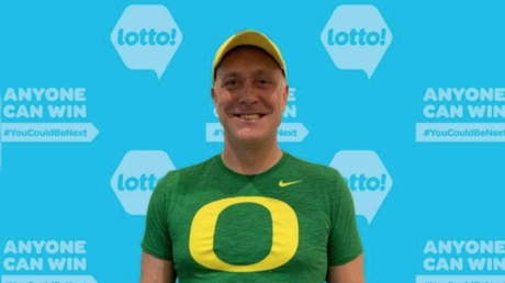 Un hombre gana 400.000 dólares en la lotería gracias a la lluvia que le hizo cambiar de planes