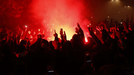 FOTO, VIDEOS: El colorido homenaje con bengalas de los hinchas del Nápoles a Maradona antes del juego por la Europa League