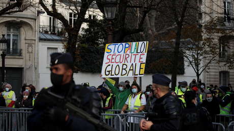 Policías franceses lanzan gas y golpean brutalmente a un hombre negro en París (VIDEO)