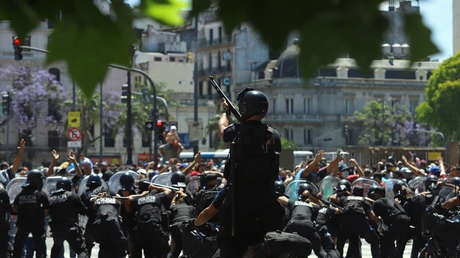 Extrema tensión en Buenos Aires: corresponsal de RT testifica disparos y fuertes choques con la Policía en medio del velatorio por Maradona