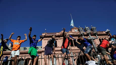 Cierran el velatorio público de Maradona dos horas antes de lo previsto, en medio de disturbios, por decisión de la familia