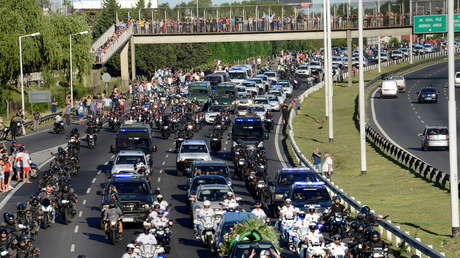 Una pequeña ceremonia familiar en el cementerio de Bella Vista es el último adiós para el mítico Maradona