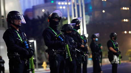 VIDEOS: Policía saca a rastras a familias sin hogar refugiadas en viviendas estatales vacantes en California