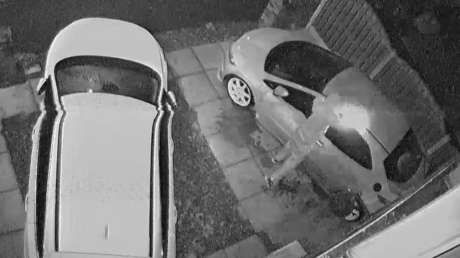 Un pirómano intenta prender fuego a dos coches y termina huyendo con sus pantalones en llamas (VIDEO)