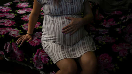 Se ve obligada a parir en su casa después de que los médicos confundan las contracciones del parto con una gripe estomacal