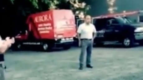 Dueño de una empresa de plomería despide a un empleado por negarse a rezar y la Red estalla en críticas