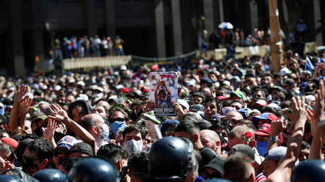 Ministro de Salud de Buenos Aires alerta sobre el "riesgo epidemiológico" en la ciudad tras el velatorio de Maradona