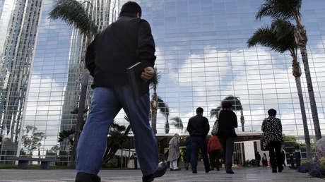 Dos megaiglesias de California se declaran 'clubes de striptease' en airado reclamo contra las restricciones por el covid (VIDEOS)