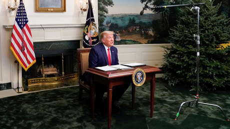 Las redes se mofan del "escritorio para niños" desde el que Trump dio su discurso de Acción de Gracias