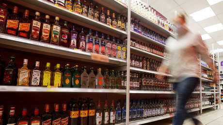 VIDEO: Una mujer enloquece en un supermercado y rompe cientos de botellas de bebidas alcohólicas