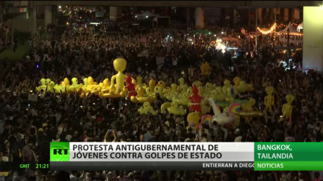 Cientos de jóvenes protestan pacíficamente contra los golpes de Estado en Tailandia